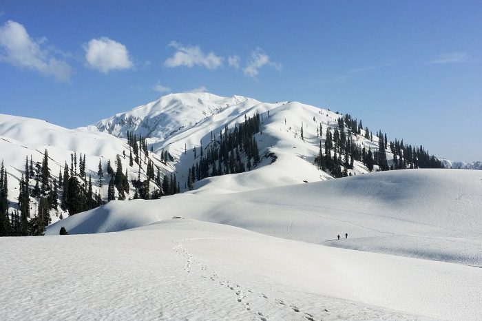 Makra Peak (3885m)